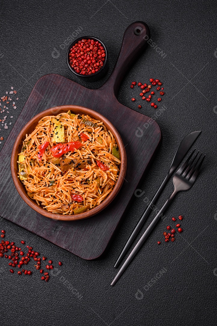 Delicioso macarrão udon com carne ou frutos do mar, legumes, sal e especiarias sobre um fundo escuro de concreto