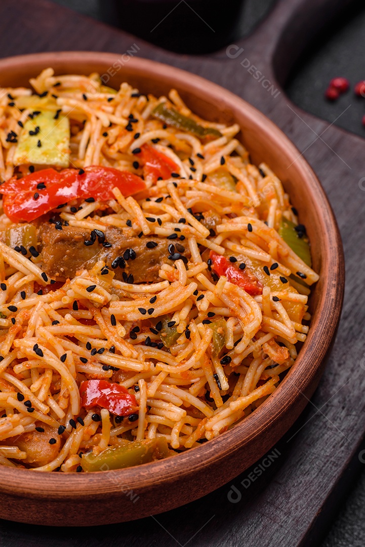 Delicioso macarrão udon com carne ou frutos do mar, legumes, sal e especiarias sobre um fundo escuro de concreto