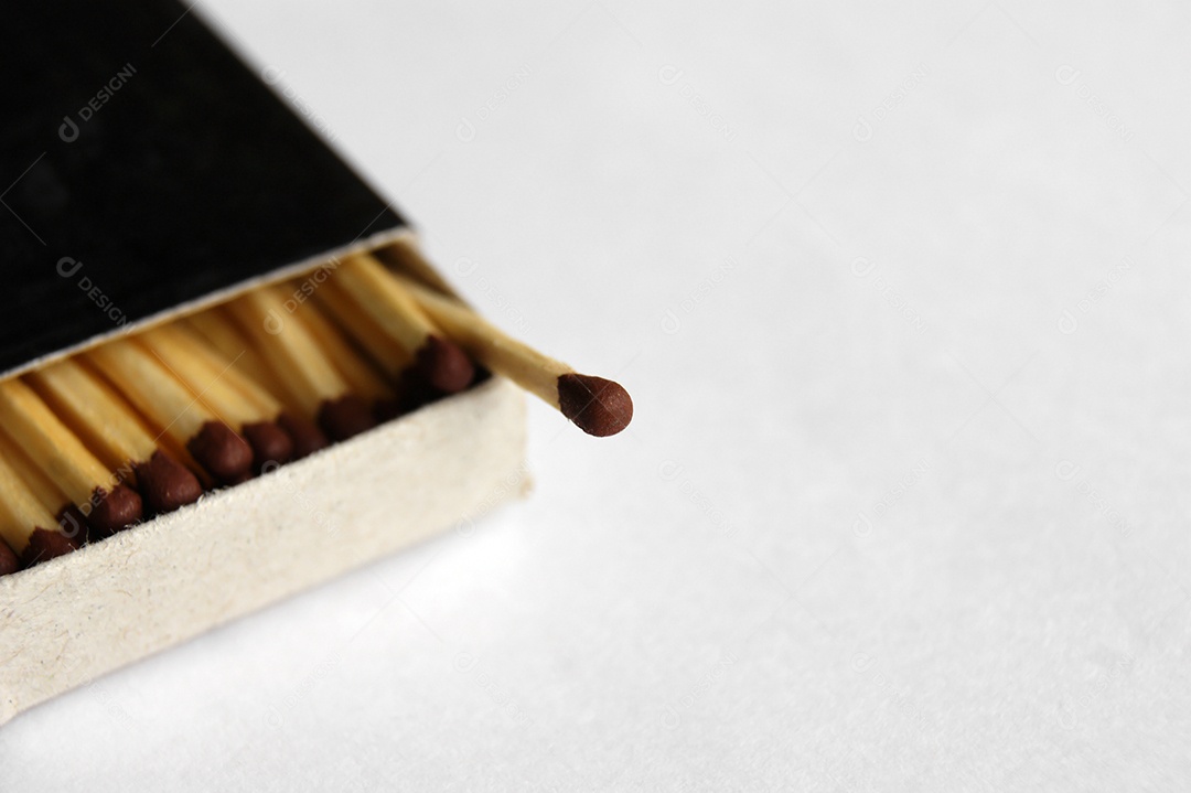 Caixa de fósforo cheia em fundo isolado branco