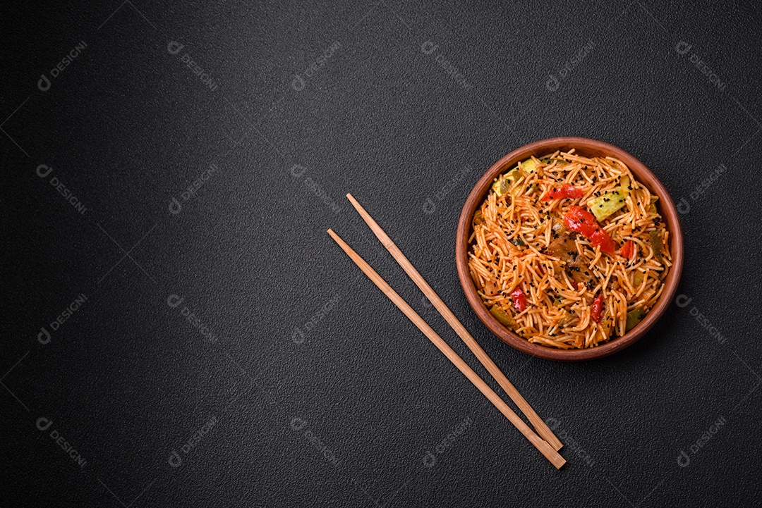 Deliciosas costeletas de frango ou peru assadas com sal, especiarias e ervas sobre um fundo escuro de concreto