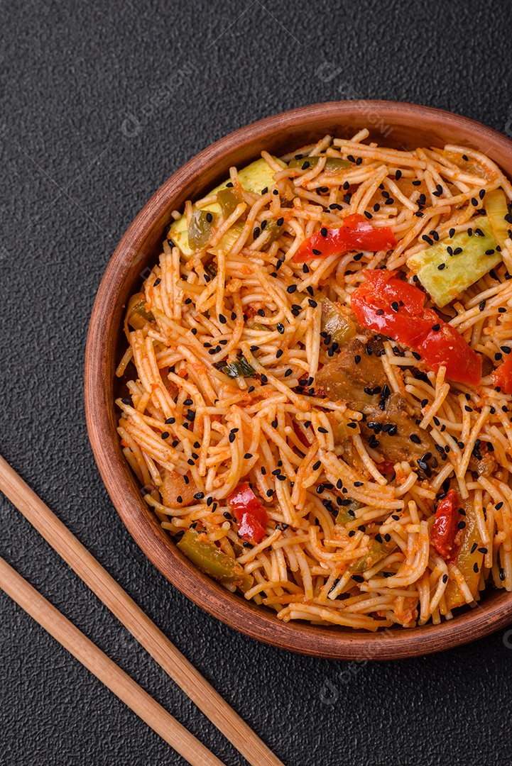 Deliciosas costeletas de frango ou peru assadas com sal, especiarias e ervas sobre um fundo escuro de concreto