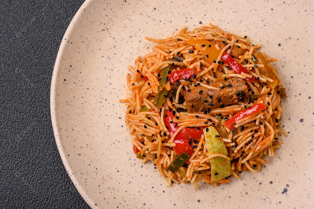 Deliciosas costeletas de frango ou peru assadas com sal, especiarias e ervas sobre um fundo escuro de concreto