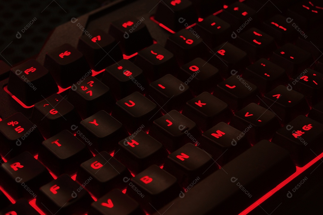 Teclado preto com caracteres iluminados em vermelho