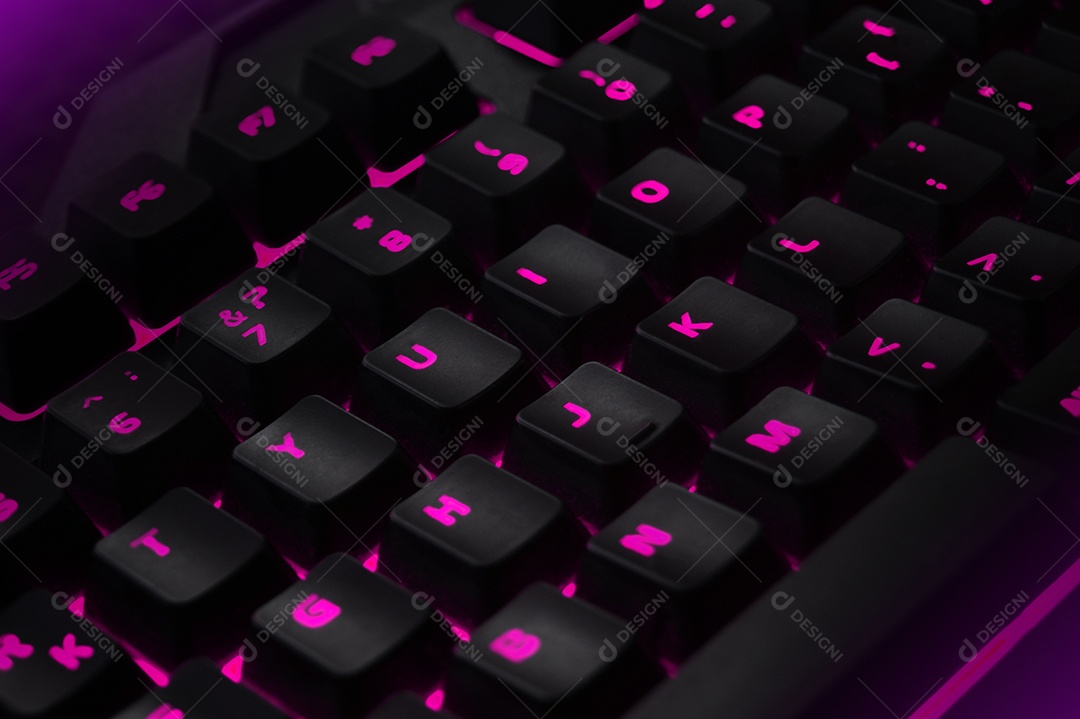 Teclado preto com caracteres iluminados em rosa