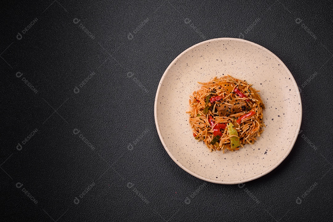 Delicioso macarrão udon com carne ou frutos do mar, legumes, sal e especiarias sobre um fundo escuro de concreto