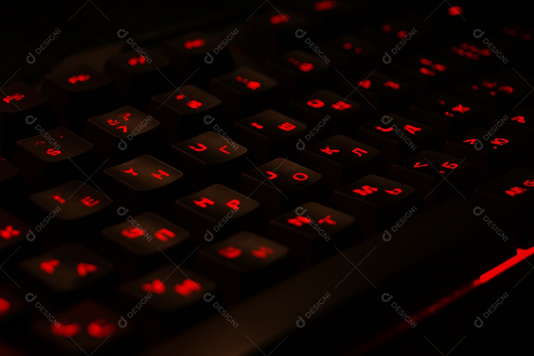 Teclado preto com caracteres iluminados em vermelho