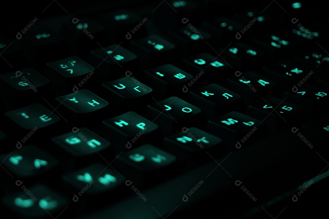 Teclado preto com caracteres iluminados em azul