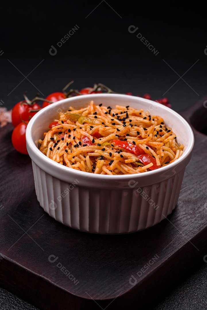 Delicioso macarrão udon com carne ou frutos do mar, legumes, sal e especiarias sobre um fundo escuro de concreto