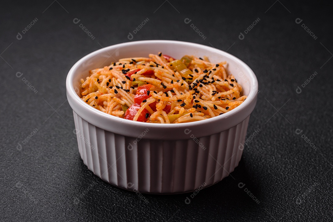 Delicioso macarrão udon com carne ou frutos do mar, legumes, sal e especiarias sobre um fundo escuro de concreto