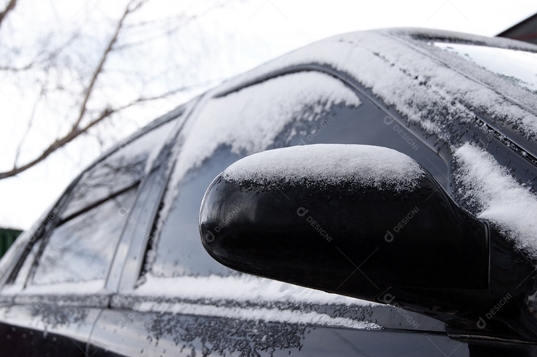Lado de um carro preto nevado