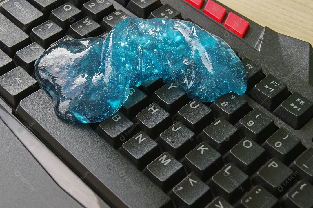Gel de limpeza azul sobre teclado