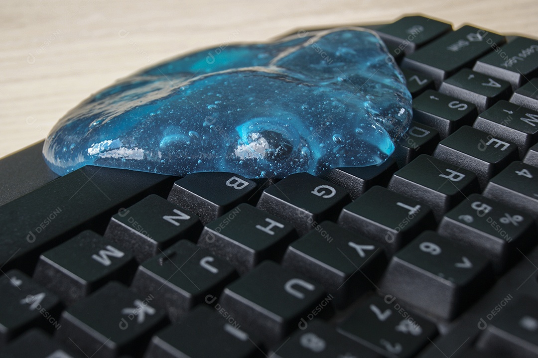 Gel de limpeza azul sobre teclado