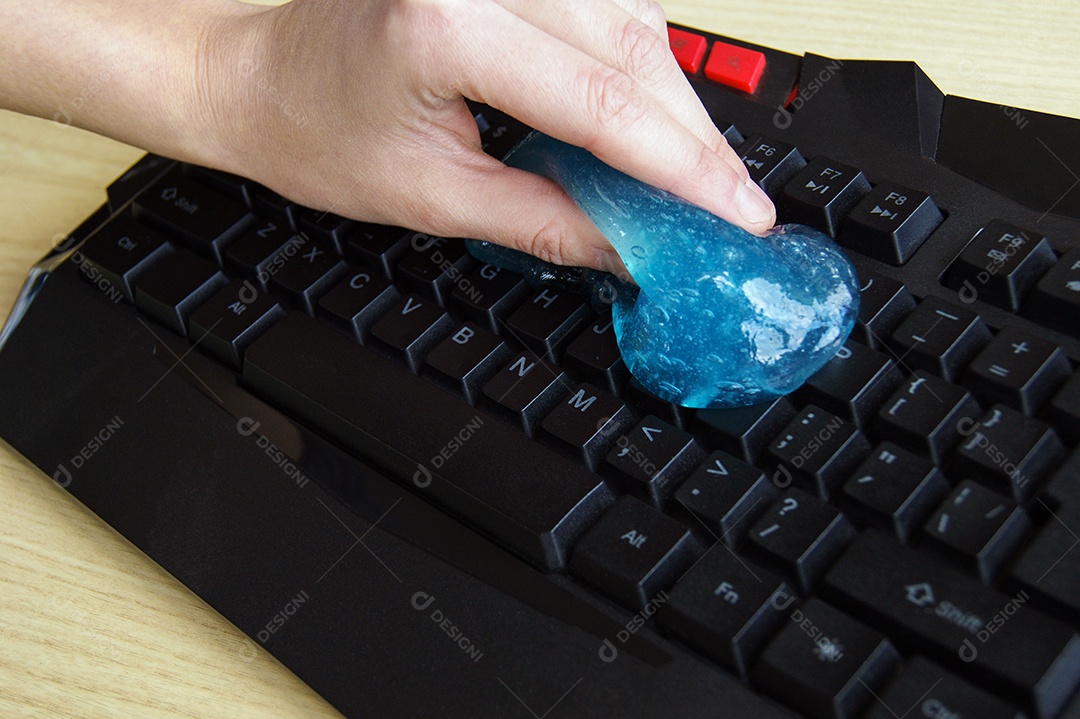 Gel de limpeza azul sobre teclado