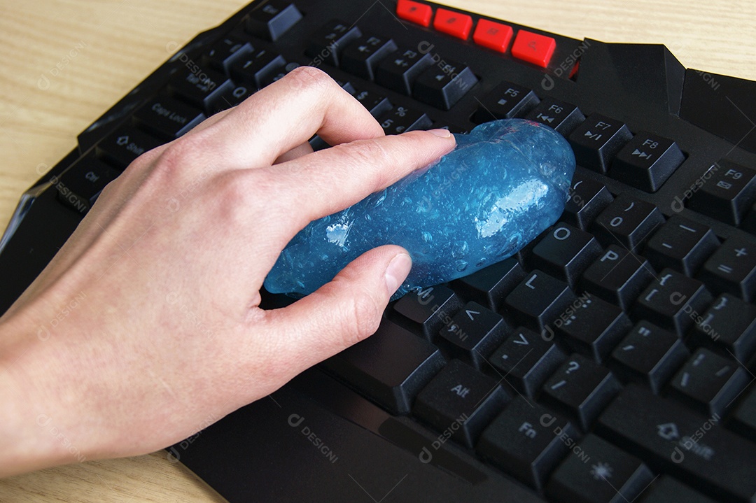 Gel de limpeza azul sobre teclado