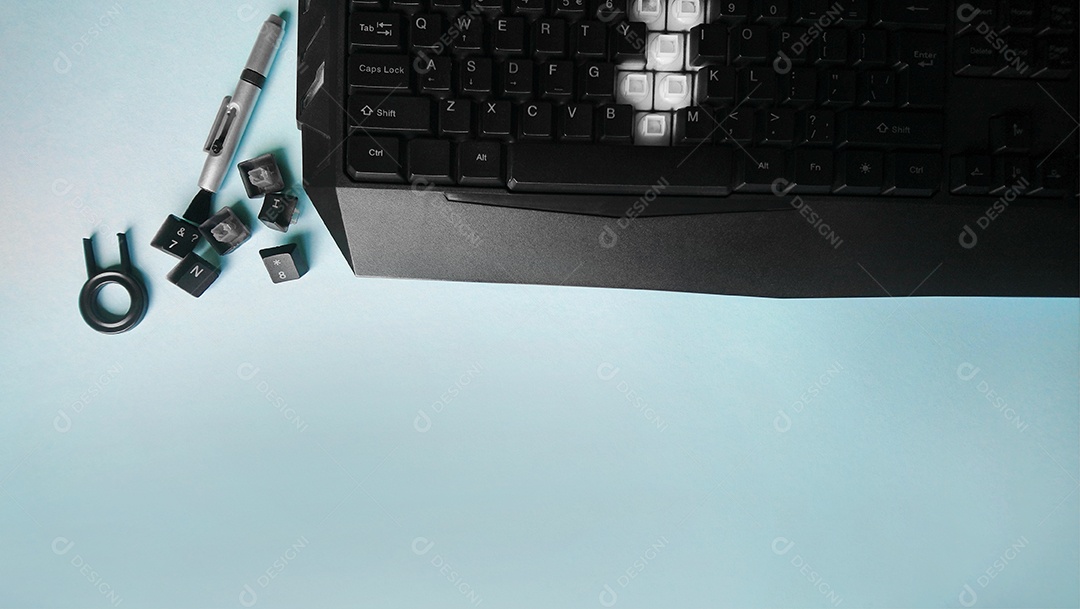 Pincéis e chave para substituição de teclas em fundo azul