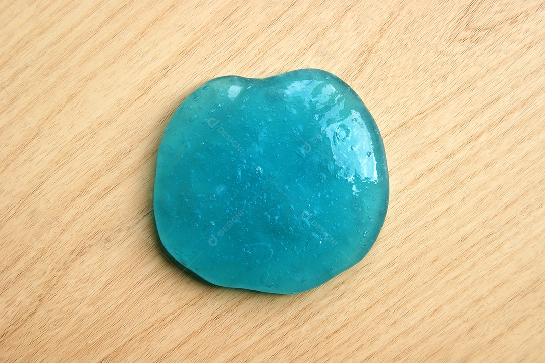 Pó de limpeza de gel macio azul na mesa de madeira