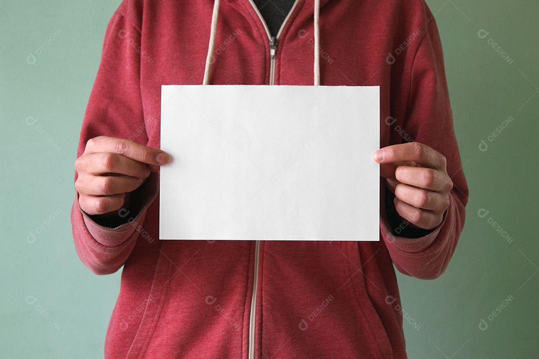 Jovem segurando papel em branco