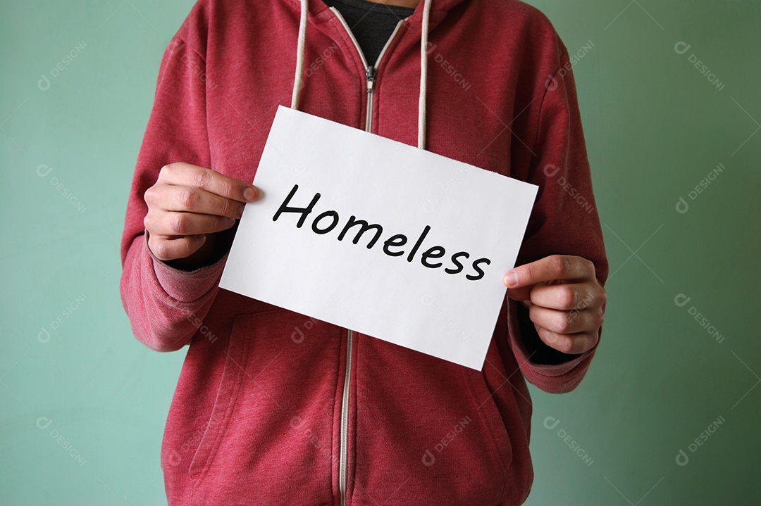 Um jovem com uma placa e pede ajuda