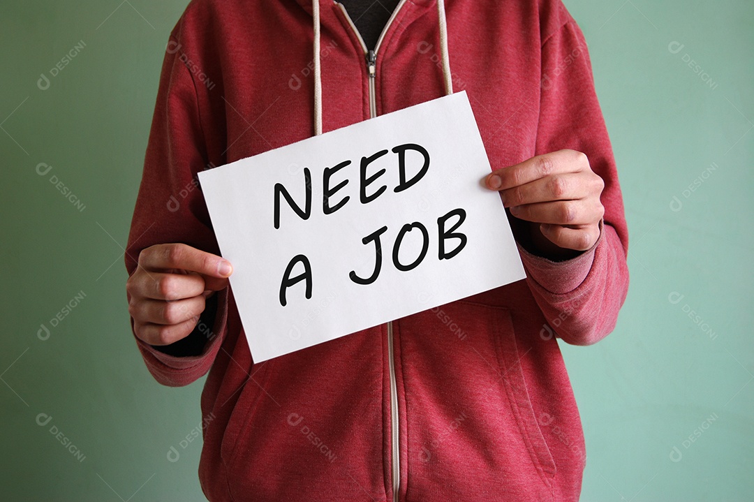 Um jovem sem-teto fica com uma placa e pede emprego