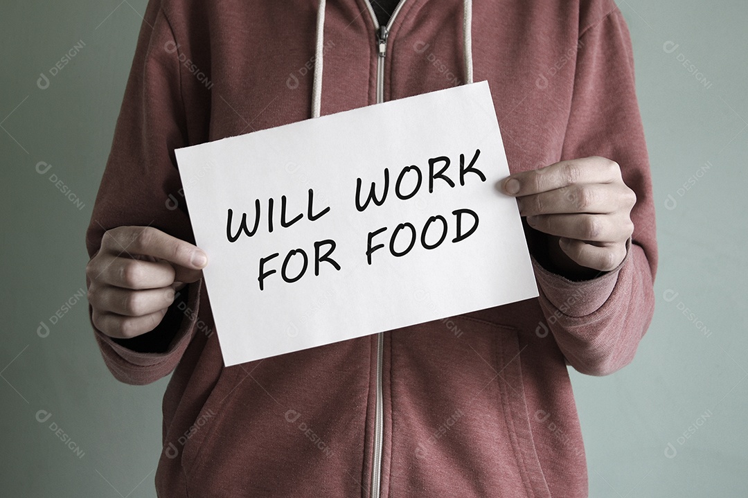 Jovem segura papel com frase precisa de trabalho para comer