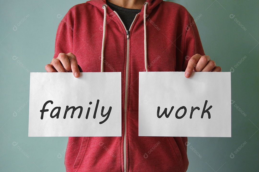 Homem segurando dois papel escrito família e trabalho