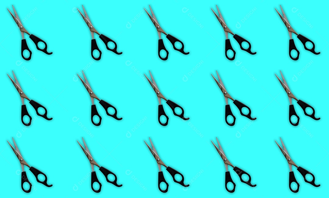 Muitas tesouras de cabeleireiro profissionais sobre fundo turquesa