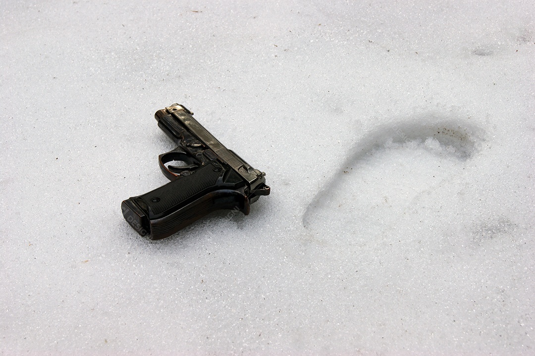 Arma na neve com pegadas