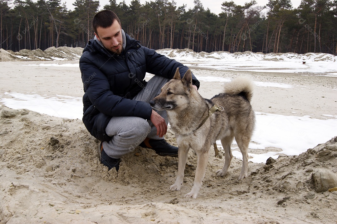 Homem acariciando e passeando com seu cachorro husky