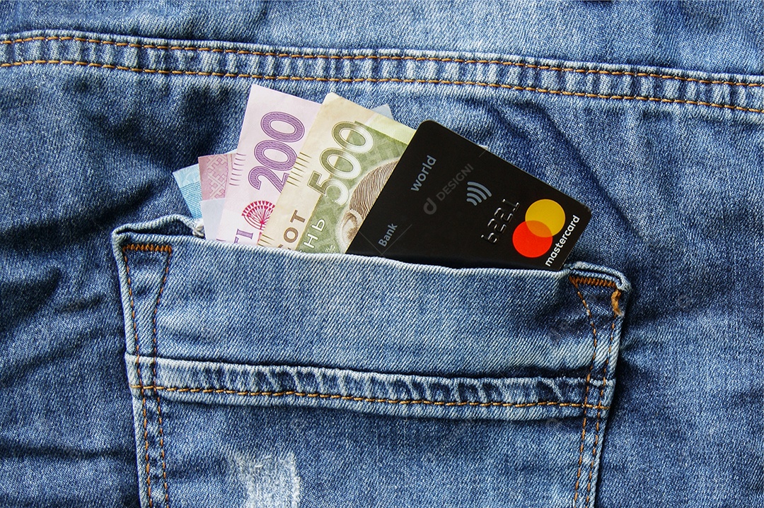 Dinheiro ucraniano hryvnia e cartão no bolso de calça jeans