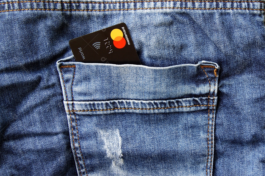 Cartão de crédito em bolso de trás de jeans