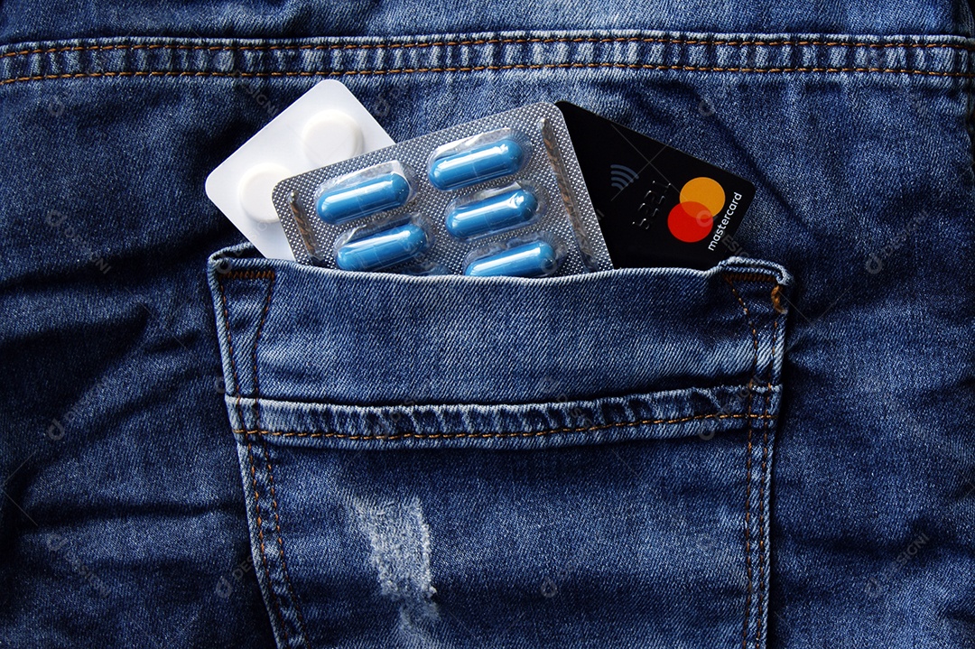 Comprimidos e cartão em bolso de trás de calça jeans