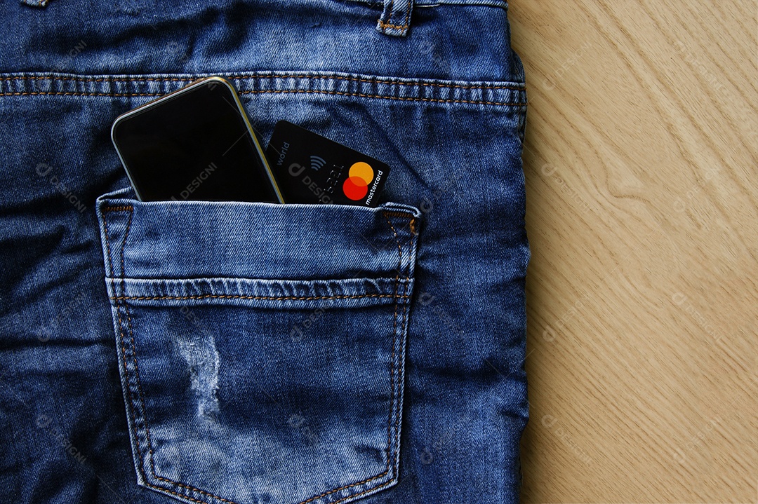 Bolso de trás de jeans com telefone preto e cartão de crédito Master Card