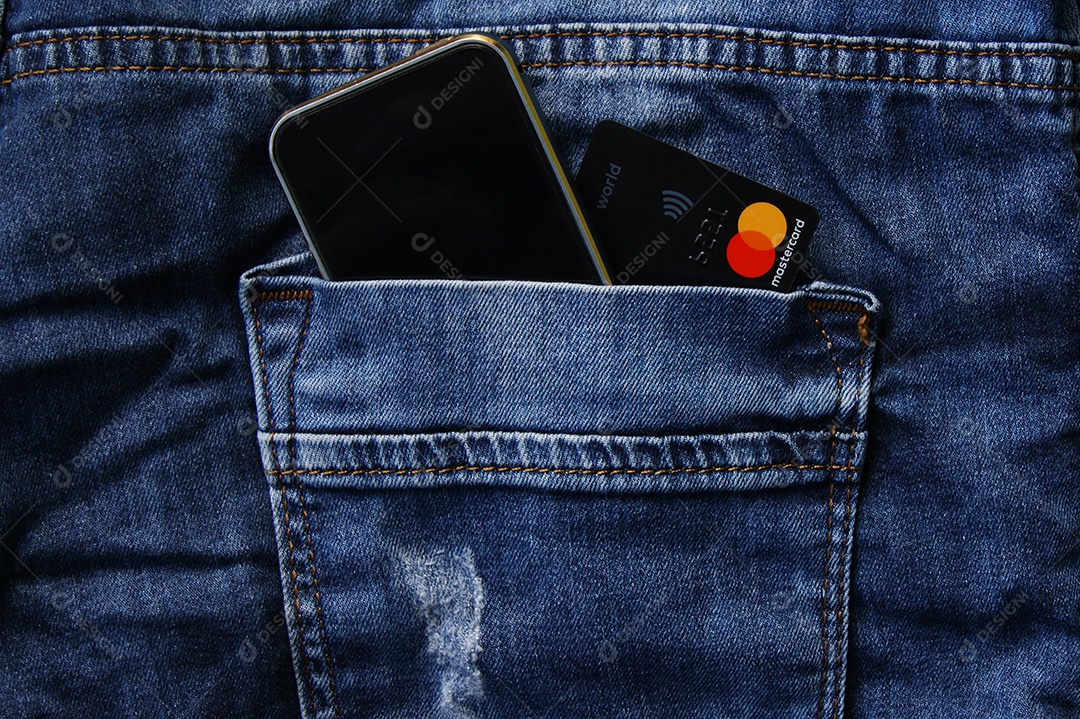 Bolso de trás de jeans com telefone preto e cartão de crédito Master Card
