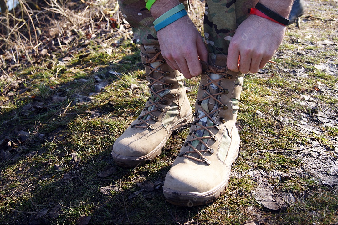 Soldado com calças camufladas e botas militares