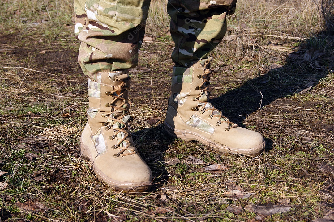 Soldado com calças camufladas e botas militares