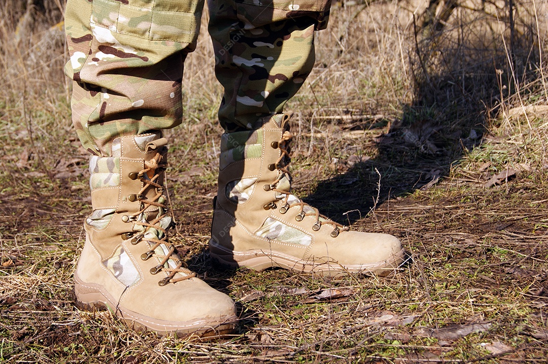 Soldado com calças camufladas e botas militares