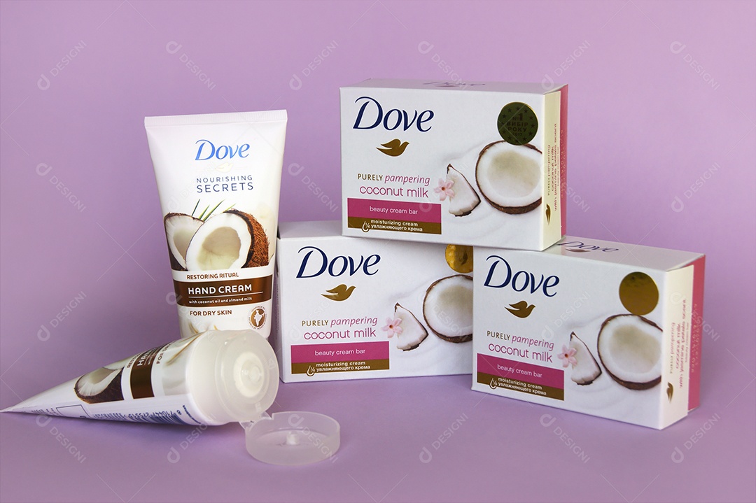 Sabonete Dove e creme para as mãos com leite de coco