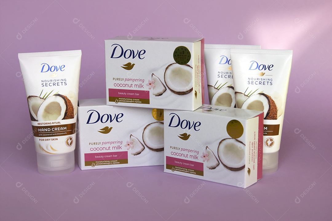 Sabonete Dove e creme para as mãos com leite de coco