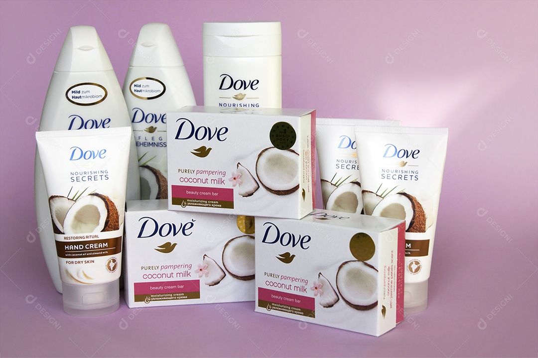 Produtos Dove linha Leite de coco sobre fundo lilás