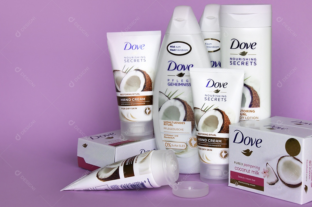 Produtos Dove linha Leite de coco sobre fundo lilás