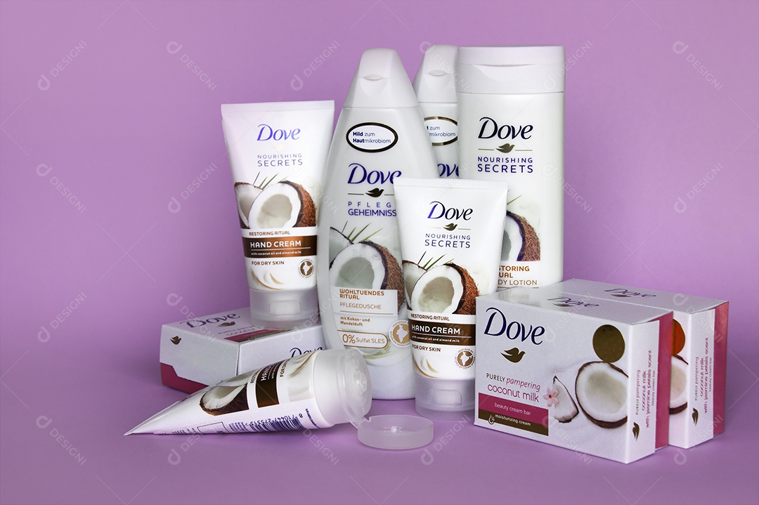 Produtos Dove sobre fundo lilás