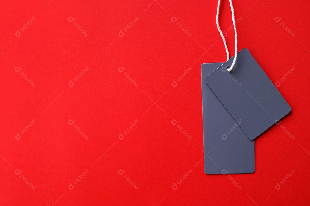 Duas etiquetas cinzentas vazias sobre um fundo vermelho
