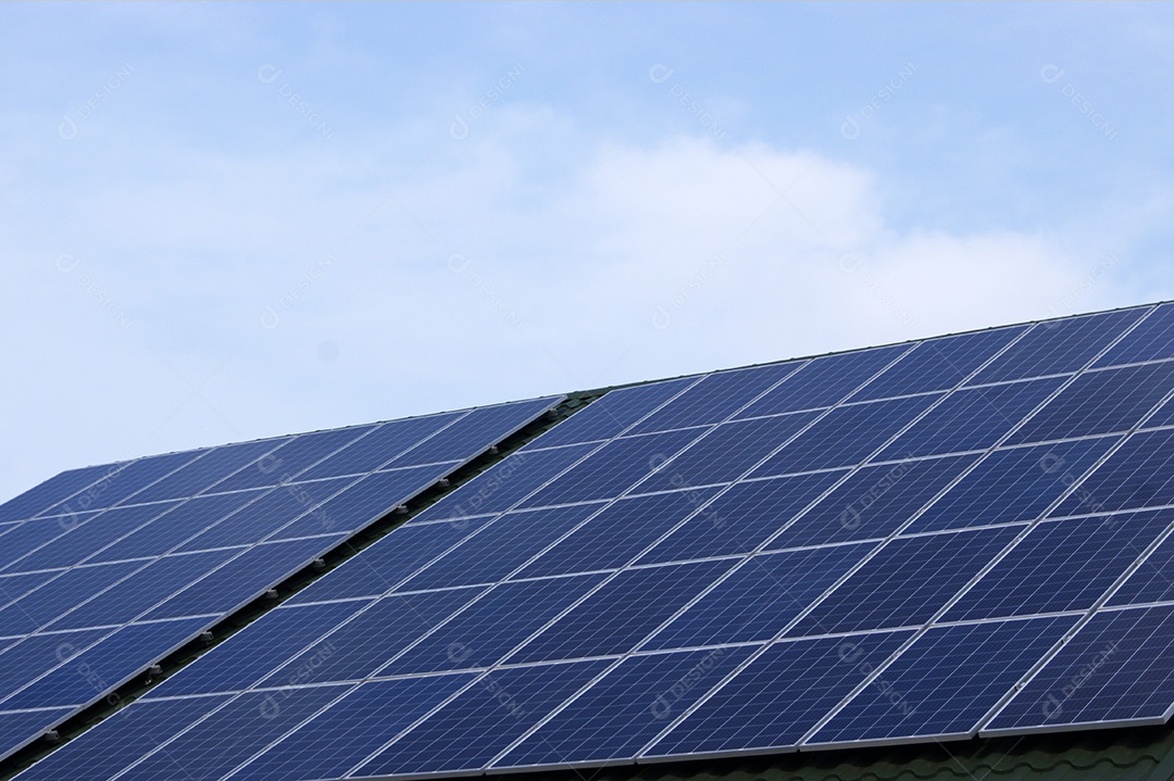 Placas solares encima de telhado da casa