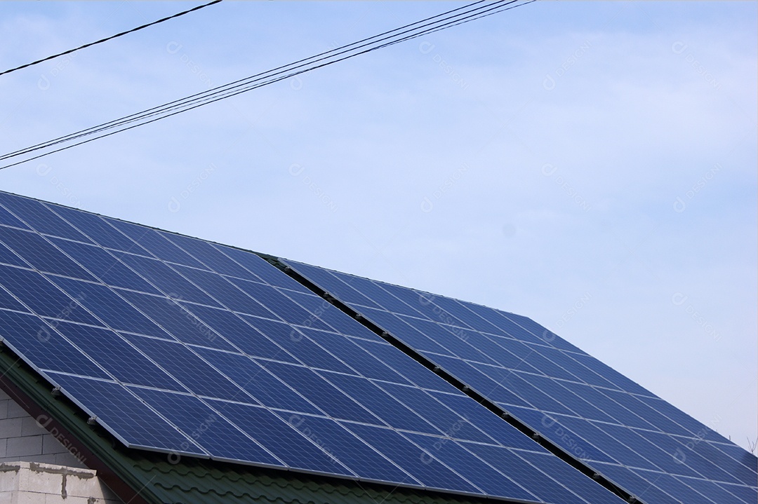 Painel solar em um telhado verde