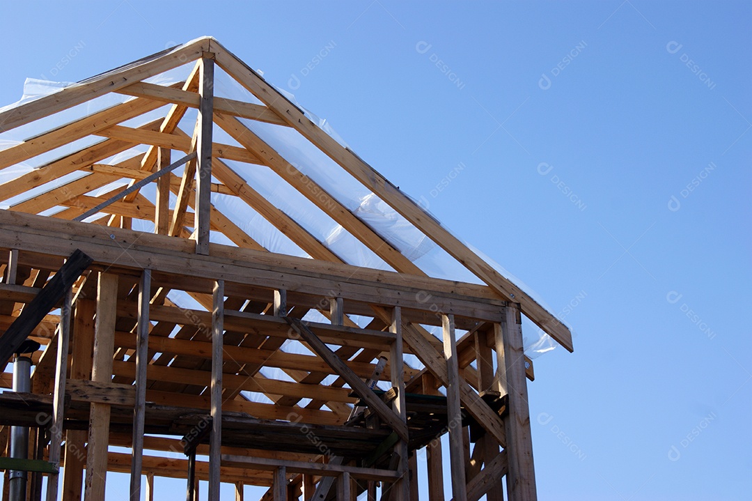 Construção de telhado de madeira para casa