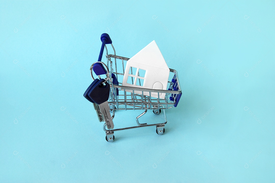 Carrinho de compra com casa de papel dentro e chave pendurada