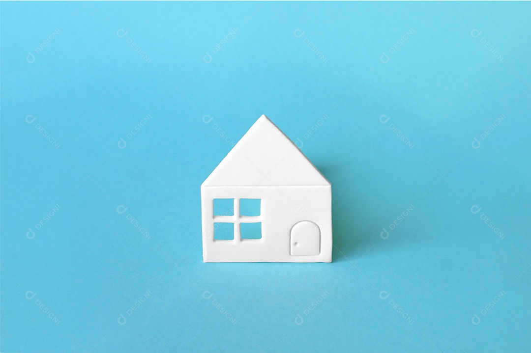 Miniatura de casa em fundo isolado azul
