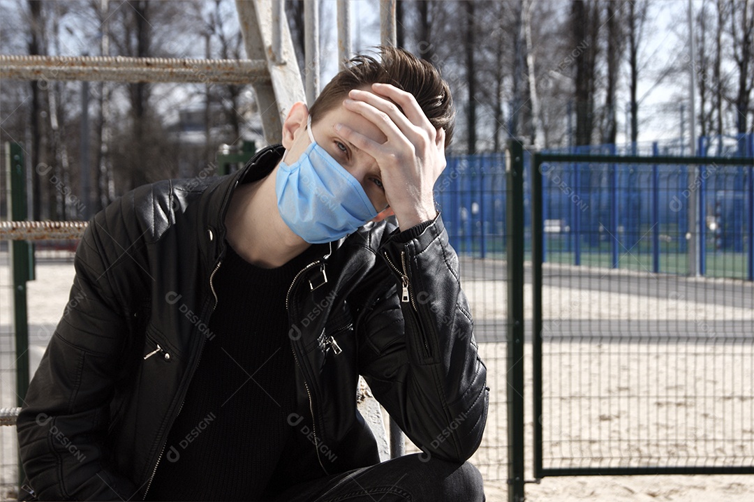 Homem de máscara com mão no rosto expressando preocupação