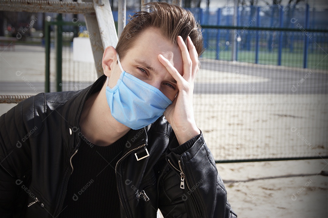 Homem de máscara com mão no rosto expressando preocupação