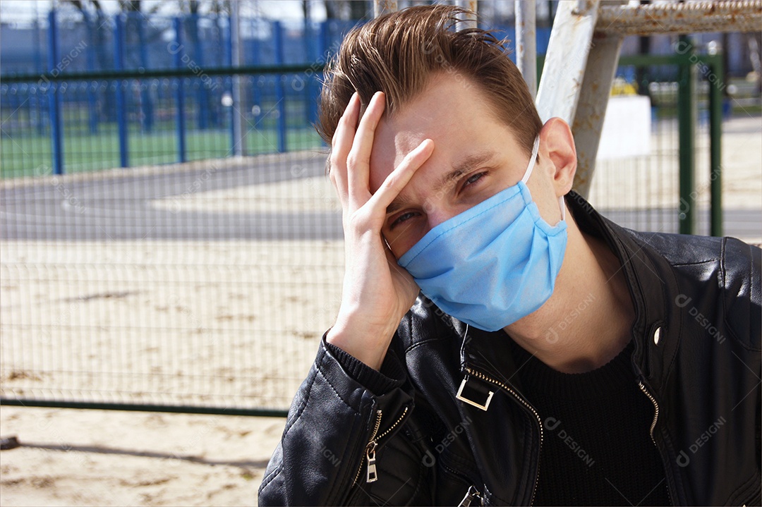 Homem de máscara com mão no rosto expressando preocupação